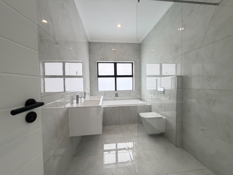 5 Bedroom Property for Sale in Sandown Western Cape